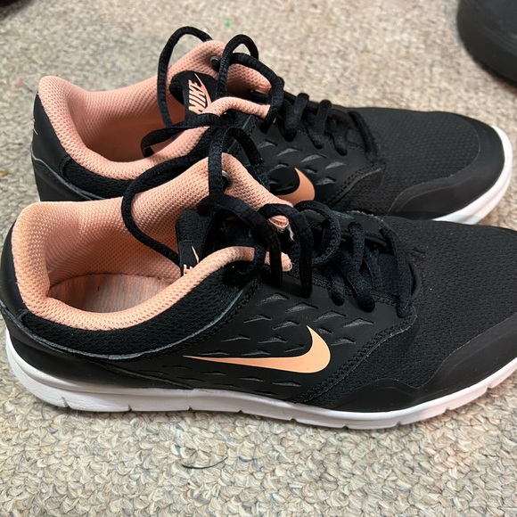 Nike shoes - Picture 1 of 4